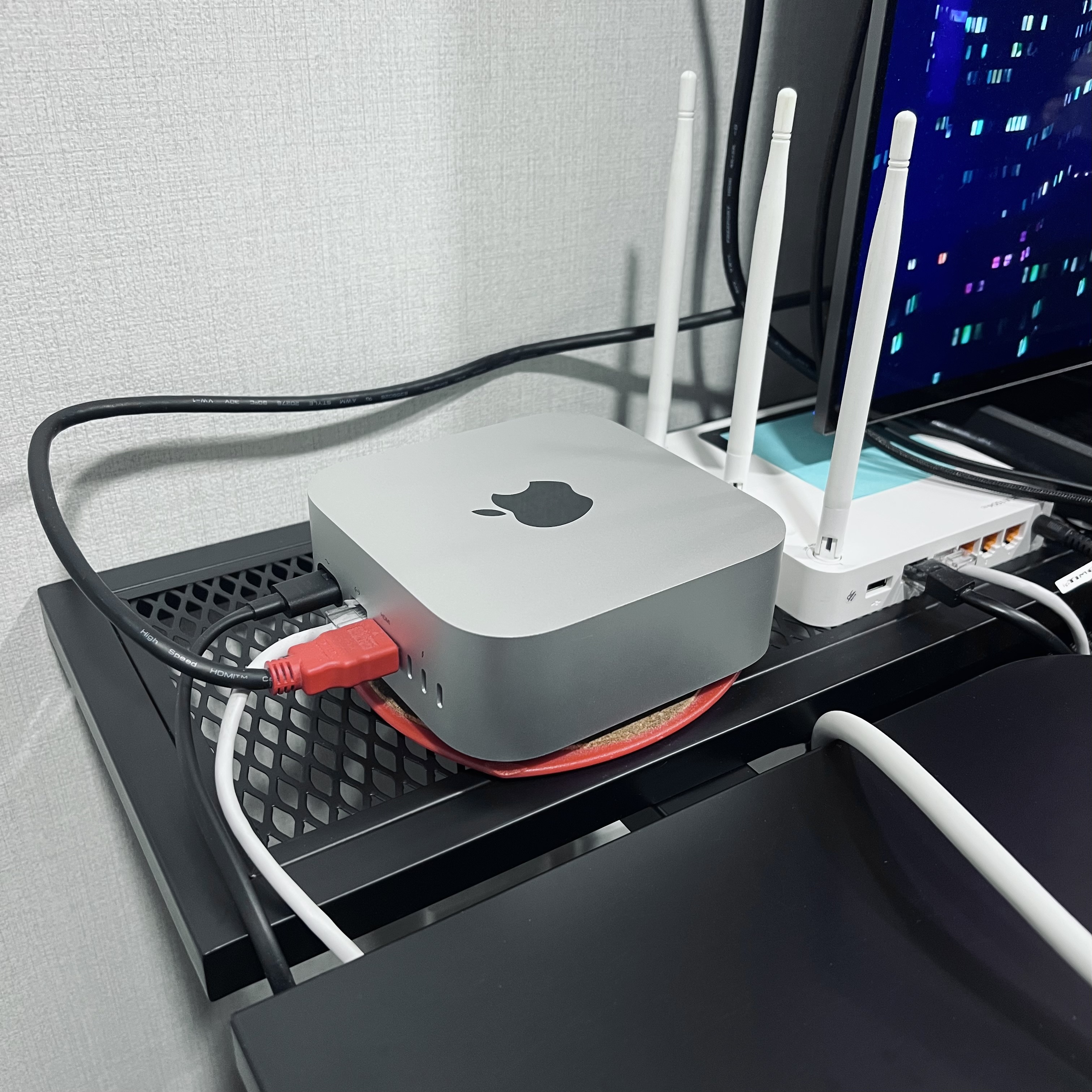 책상 한 구석에서 조용히 돌아가고 있는 맥 미니